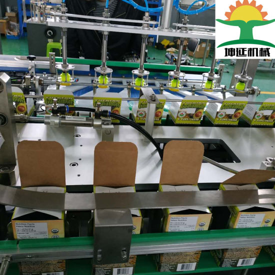 食品工厂在包装线上堆放果冻盒机器人码垛机